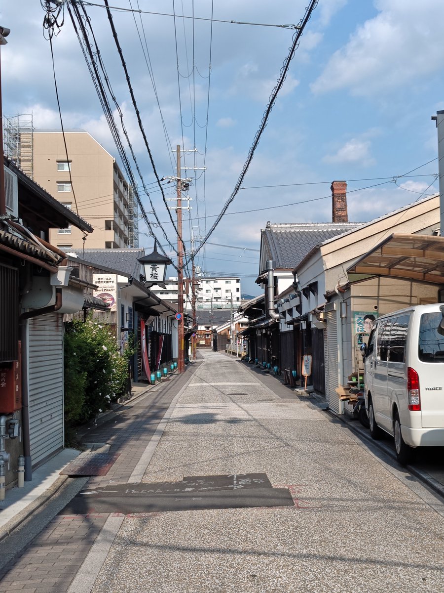 momonoir66's tweet photo. 竜馬通り商店街からちょっと横を見ると、伏見らしい風景が……
左に「黄桜」、右に造り酒屋のレンガ煙突。
伏見のその他の酒蔵には、「月桂冠」「宝酒造」「キンシ正宗」「北川本家」「玉乃光」「都鶴酒造」等などがあります。 https://t.co/fVJuutjqrT