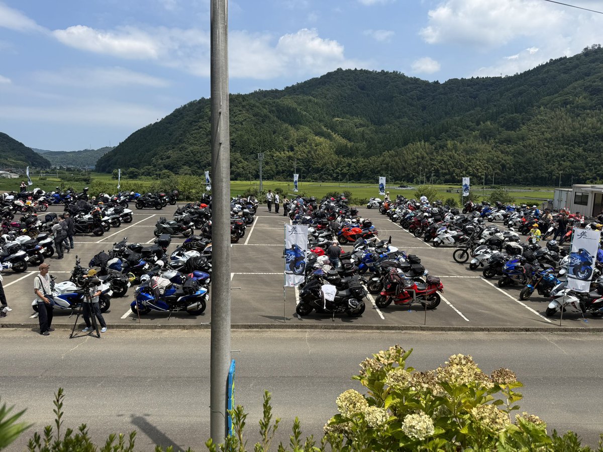 kitakei111's tweet photo. 「隼駅まつり」過去最高の2600台・3000名以上という大盛況で無事に終了しました！✨
私も隼で自走して帰ってきましたが、熱中症になりかけました💦 先ほど無事に帰宅です！
参加された皆さん、暑い中本当にお疲れ様でした！しっかり水分補給して休んでくださいね。🏍️💨
#隼駅まつり #ハヤブサ #スズキ https://t.co/TuPL80HXDn