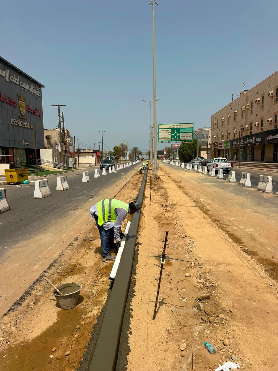 qbaladi's tweet photo. استمرار أعمال تطوير وتحسين الجزر الوسطية بطريق الملك عبدالعزيز بمتابعة رئيس بلدية محافظة #القنفذة أ/ فايز بن معيض الشهري وإدارة المشاريع بالبلدية https://t.co/8kfcfJjSnt
