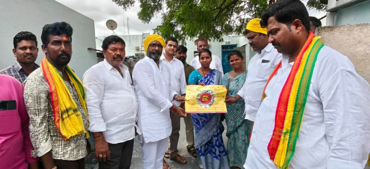 d_polanna's tweet photo. తెలుగుదేశం పార్టీ ఇంటింటి ప్రోగ్రాంలో పాల్గొన్న పత్తికొండ నియోజకవర్గం వడ్డే సిమెంట్ పోలన్న https://t.co/rTLYLhWgij