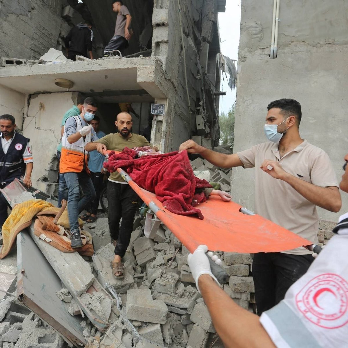 Hanzpal2's tweet photo. حتى الجنين في بطن أمه لم يسلم من الغارات الإسرائيلية في غزة.

انتشال جنين بعد قصف طال منزل عائلته مما ادى لاستشهادهم جميعا https://t.co/TJlGgu4jl8