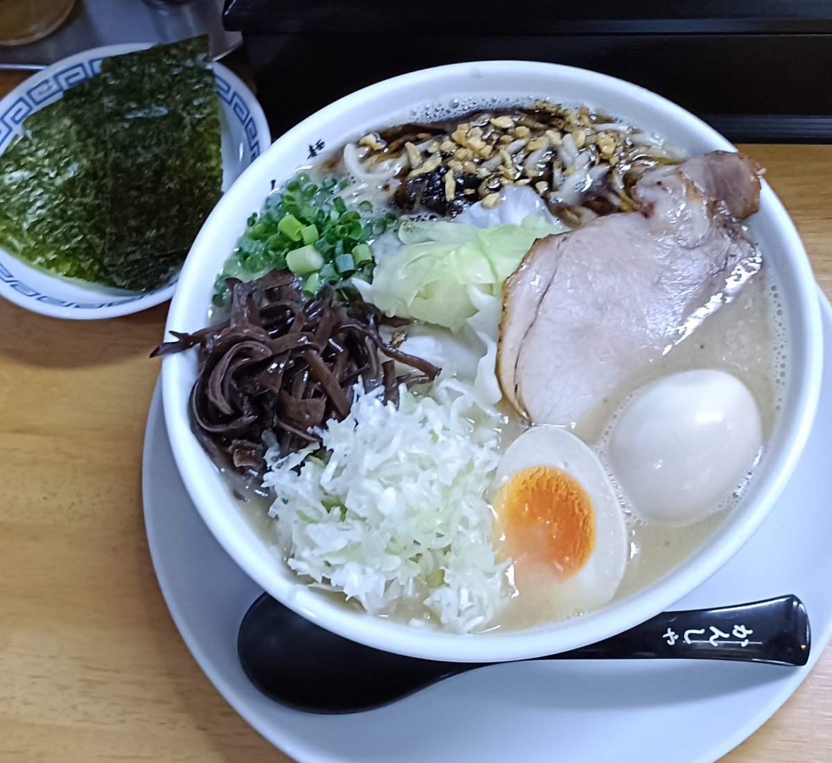 kasamatsukeibal's tweet photo. 麺屋 白神 本店
岐阜県関市

火の国 熊本マー油豚骨 限定
キクラゲ海苔ネギ味付玉子TP

熊本地震復興支援という事で
売上分を全額寄付すると聞き
予定を変更し急遽白神本店さんへ

店主は「ついやっちゃいました」とおどけてみせるが尊敬しかありません
熊本への思いを胸にごちそうさまでした(っ˘ڡ˘ς) https://t.co/oFBYRVMsxP