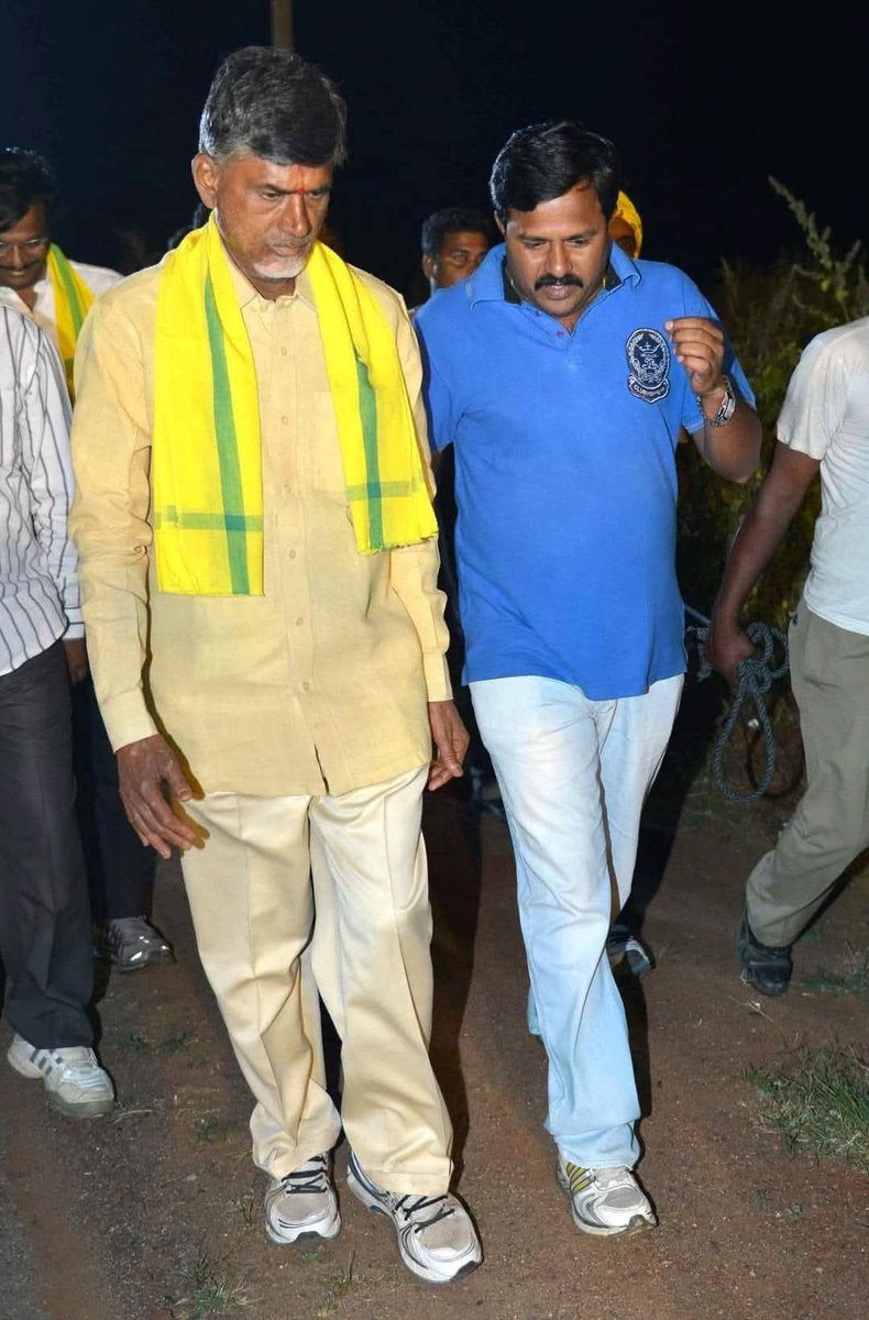 vinayvenkat6's tweet photo. డేరింగ్ అండ్ డాషింగ్ జర్నలిస్టుగా, మహా న్యూస్ సంస్థ అధిపతిగా రాష్ట్రంలో జరుగుతున్న అన్యాయాలు, అక్రమాలు, అరాచకాలు, అవినీతిపై నిరంతరం పోరాటం చేస్తూ ఎన్నో సంచలనాలకు మారుపేరుగా నిలిచిన Vamsikrishna Marella  గారికి హృదయపూర్వక జన్మదిన శుభాకాంక్షలు. 🙏🎉

మీరు ఇలాగే మరెన్నో పుట్టినరోజులు జరుపుకుంటూ, నిండు నూరేళ్లు ఆయురారోగ్యాలు, ఐశ్వర్యం, సుఖసంతోషాలతో ఆనందంగా జీవించాలని మనస్ఫూర్తిగా కోరుకుంటున్నాను.

Happy Birthday, Sir! 🎂🎈💐

#Mahaanews