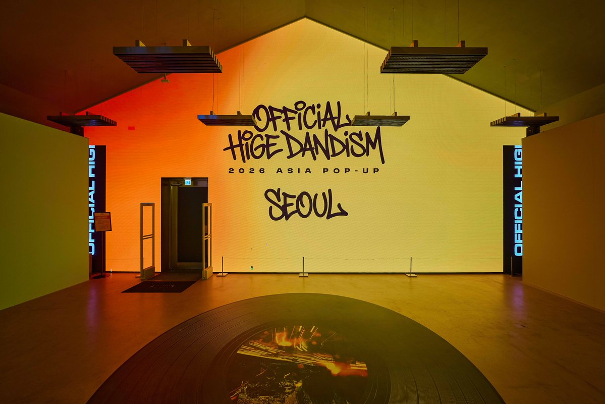 buffz_official's tweet photo. 📸 [POP-UP NOW OPEN]

사진만 보고 있어도 히게단의 음악이 들리는 듯한 공간. 🎧

OFFICIAL HIGE DANDISM 서울 팝업의 문이 열렸습니다! 🙌

멤버들의 무대와 음악을 담은 압도적인 비주얼부터
서울 팝업 공식 MD와 앨범, 곳곳에 숨겨진 특별한 디테일까지
어디를 바라봐도 히게단으로 가득 채워진 현장을 공개합니다.

📌 옆으로 밀어서 확인하세요!

✅ 팝업 공간 랜선 미리보기
✅ 서울 팝업 공식 MD
✅ 히게단의 음악과 함께하는 포토 스폿
✅ 팬이라면 놓칠 수 없는 공간 속 디테일

🗓️ 일정: 2026.08.01(SAT) - 2026.08.09(SUN)
📍 장소: 무신사 엠프티 성수 (MUSINSA EMPTY SEONGSU) @empty.seoul.kr

사진으로 먼저 둘러봤다면,
이제 성수에서 직접 히게단의 음악 세계를 완성할 차례입니다. 💙

#오피셜히게단디즘 #히게단
#오피셜히게단디즘서울팝업
#OFFICIALHIGEDANDISM