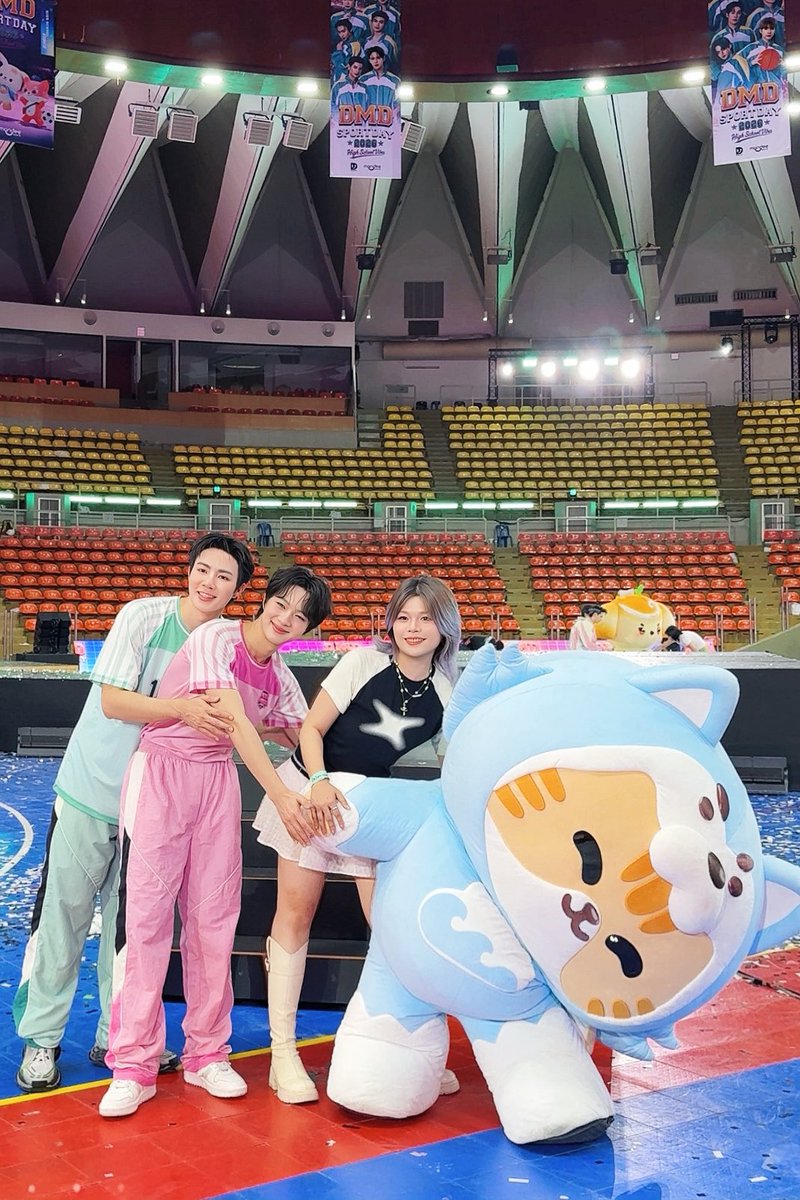 sunnyQ05120512's tweet photo. 终于我和Nong zon 拍到合照啦～
它看手机里拍照姿势的样子超级可爱
CEO说新的衣服好看

ZEENUNEW x ZON SUSU
#ZeeNuNew
#DMDSportsDay2026 https://t.co/SoZTOV7Rxm