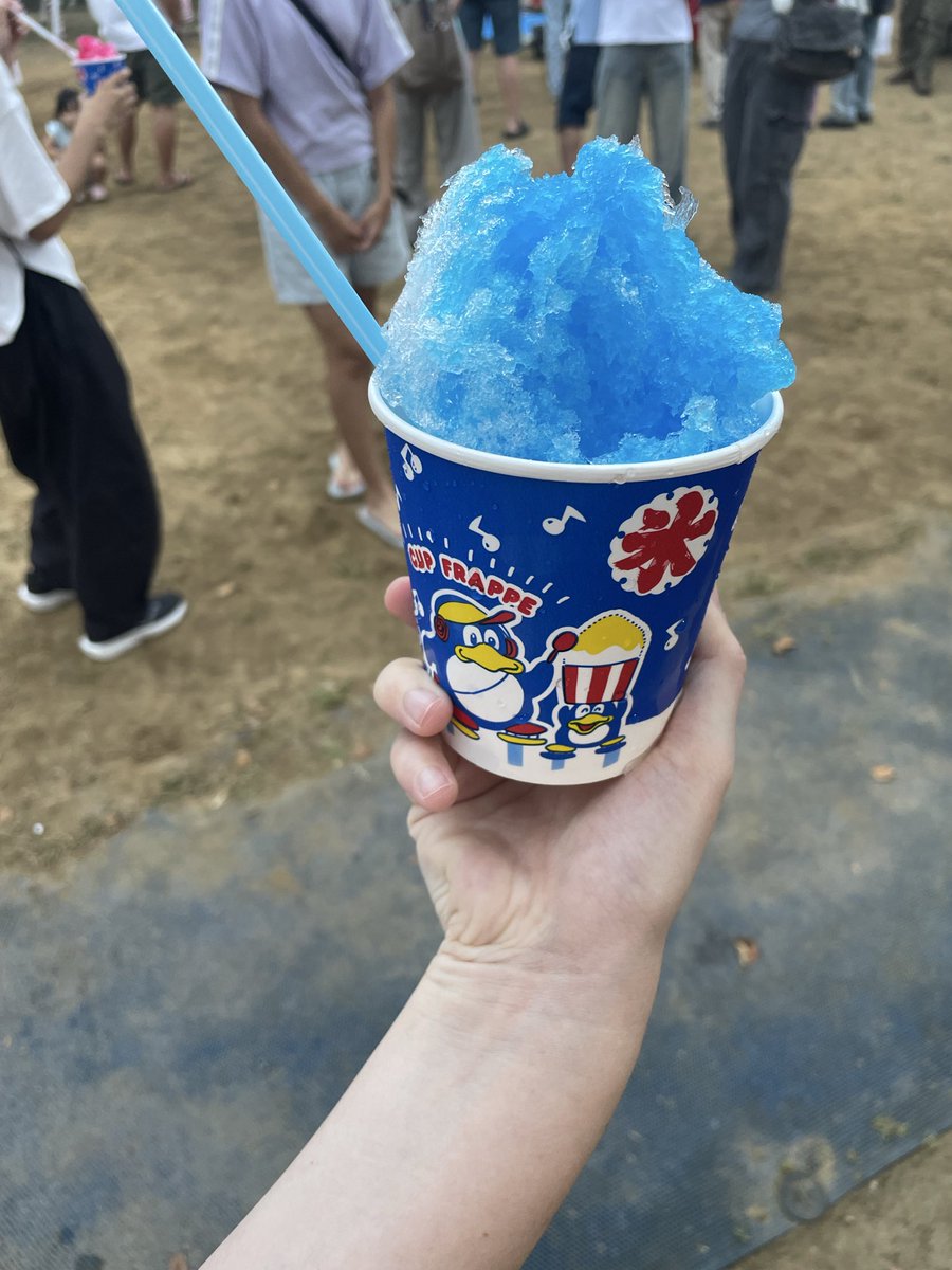 seasky2206's tweet photo. 相方と今年初の花火みた🎇
地域のお祭りだったけど
花火綺麗だったなぁ☺️
混んでなくて最高👍

今日は妹夫婦と一緒に
近所のお祭り🥁\c( ॑꒳ ॑ \c)ﾄﾞﾝ

久しぶりにかき氷🍧✨️
やっぱりブルーハワイ😋💙 https://t.co/cNOqYq7pkF