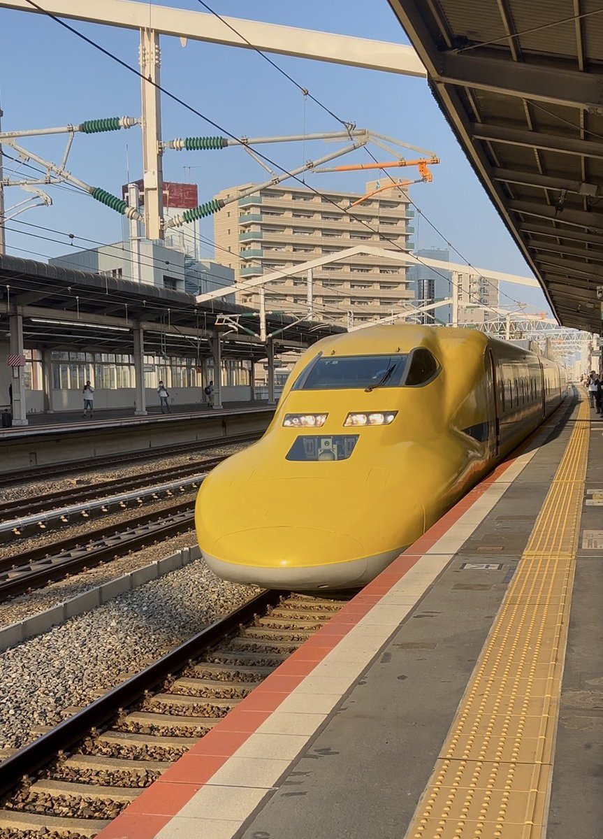 tefeti35's tweet photo. ドクターイエロー、西明石を定刻で発車

運転席のドアに素敵なメッセージが…
こちらこそありがとうだよ😭

#ドクターイエロー
#T5 https://t.co/4xVwEXV4cG