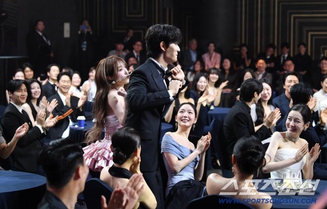 joochocoo's tweet photo. Blue Dragon Film Awards had Hwasa and Park Jung Min, while Blue Dragon Series Awards had #CHOIYENA and #KimJaeWon.

Unlike the classic and prestigious celebratory stage at the Blue Dragon Film Awards, this opening performance perfectly showcased the youthful and trendy identity of the Blue Dragon Series Awards. If last year's Blue Dragon Film Awards left a lasting impression with the emotional chemistry between Hwasa and Park Jung Min, this year's Blue Dragon Series Awards completed its youthful and trendy image with the fresh chemistry of Choi Yena and Kim Jae Won.

Another highlight was Yena's performance with #YumisCells3 leading man, Kim Jae Won. Living up to his reputation as a Music Bank MC, Kim Jae Won immediately stood up from his seat and confidently performed the signature choreography, drawing laughter from the audience.

The reactions of the two actresses seated beside him, #KimGoeun and #ShinHaesun, were also a memorable part of the moment. Watching Kim Jae Won enthusiastically join the challenge without hesitation, both actresses smiled and looked impressed by his great attitude and willingness to fully participate.

https://t.co/vyTBI1V6bH