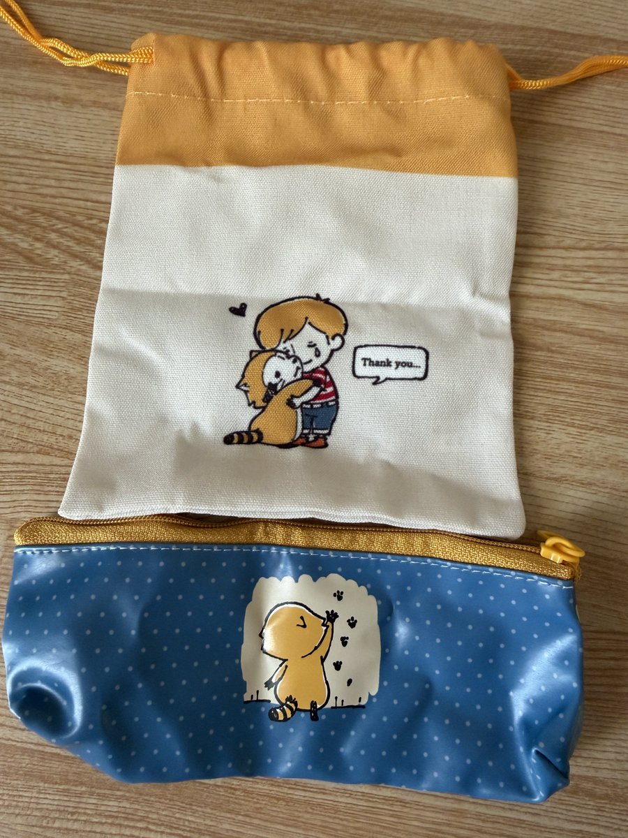 c_prsc's tweet photo. 巾着の布がむっちゃしっかりしてるけど締まりにくい笑

クリアポーチはそのうちハゲそう…笑

どっちもデザインが好きすぎるー！
クリアポーチだけ片面印刷😂

帰ってくるん遅くなったけどユニクロとかへ🏃
梅田で行けばよかった🤣

ペットボトルケースも🍵のおまけよりしっかりしてる！笑 https://t.co/qmG7LXYH8U