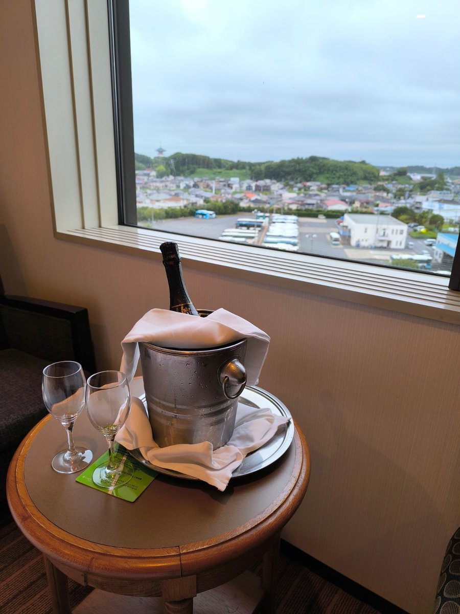 cyanya's tweet photo. インターナショナルガーデンホテル成田のAVANTIでワイングラスとクーラバケツをお借りしましたー。 https://t.co/e9NiRG4Lei