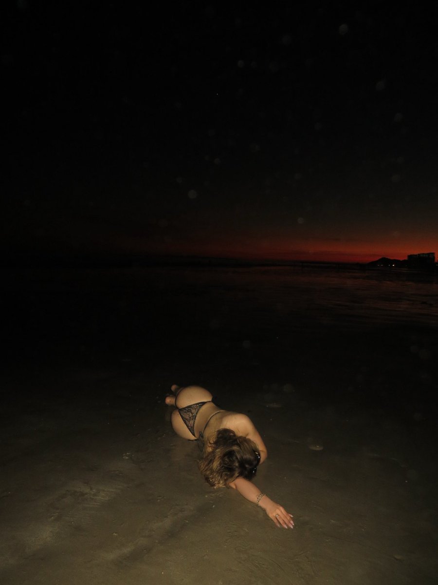 Yariiitzavalll's tweet photo. summertime sadness https://t.co/jZ7XXMTtdi