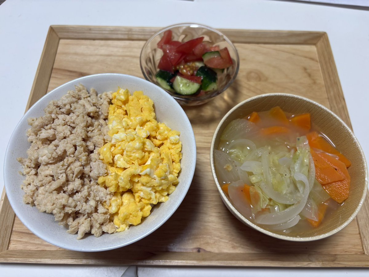 jrm_okome's tweet photo. 最近作った2色丼！

明日研修行くけど白ブラウスいいのなくて、白に近しい色を買ってしまった。
職場的には白ってお約束だけど、外部研修で職場の人に見られないからいいよね。だめかな… https://t.co/4qI60txfBz