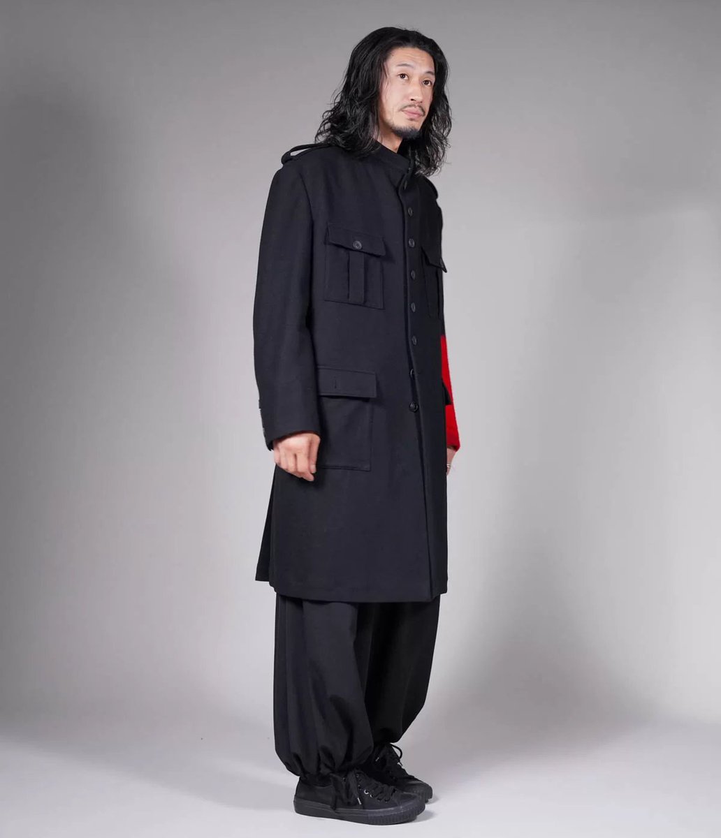 HUES_FUKUOKA's tweet photo. 「赤い袖のジャケット」ではありません。

歩くたびに黒の中から赤が少しだけ現れる。その見え方が、この服の面白さです。

ロング丈にワイドパンツを合わせると、裾の流れと袖の赤が自然につながる。写真より実物、静止画より動きで惹かれる一着。 https://t.co/MDtmPQUbxW