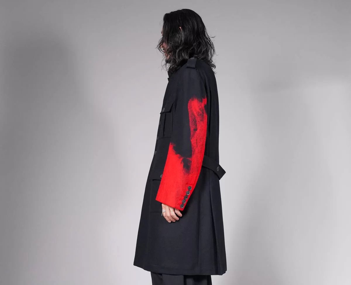 HUES_FUKUOKA's tweet photo. 「赤い袖のジャケット」ではありません。

歩くたびに黒の中から赤が少しだけ現れる。その見え方が、この服の面白さです。

ロング丈にワイドパンツを合わせると、裾の流れと袖の赤が自然につながる。写真より実物、静止画より動きで惹かれる一着。 https://t.co/MDtmPQUbxW