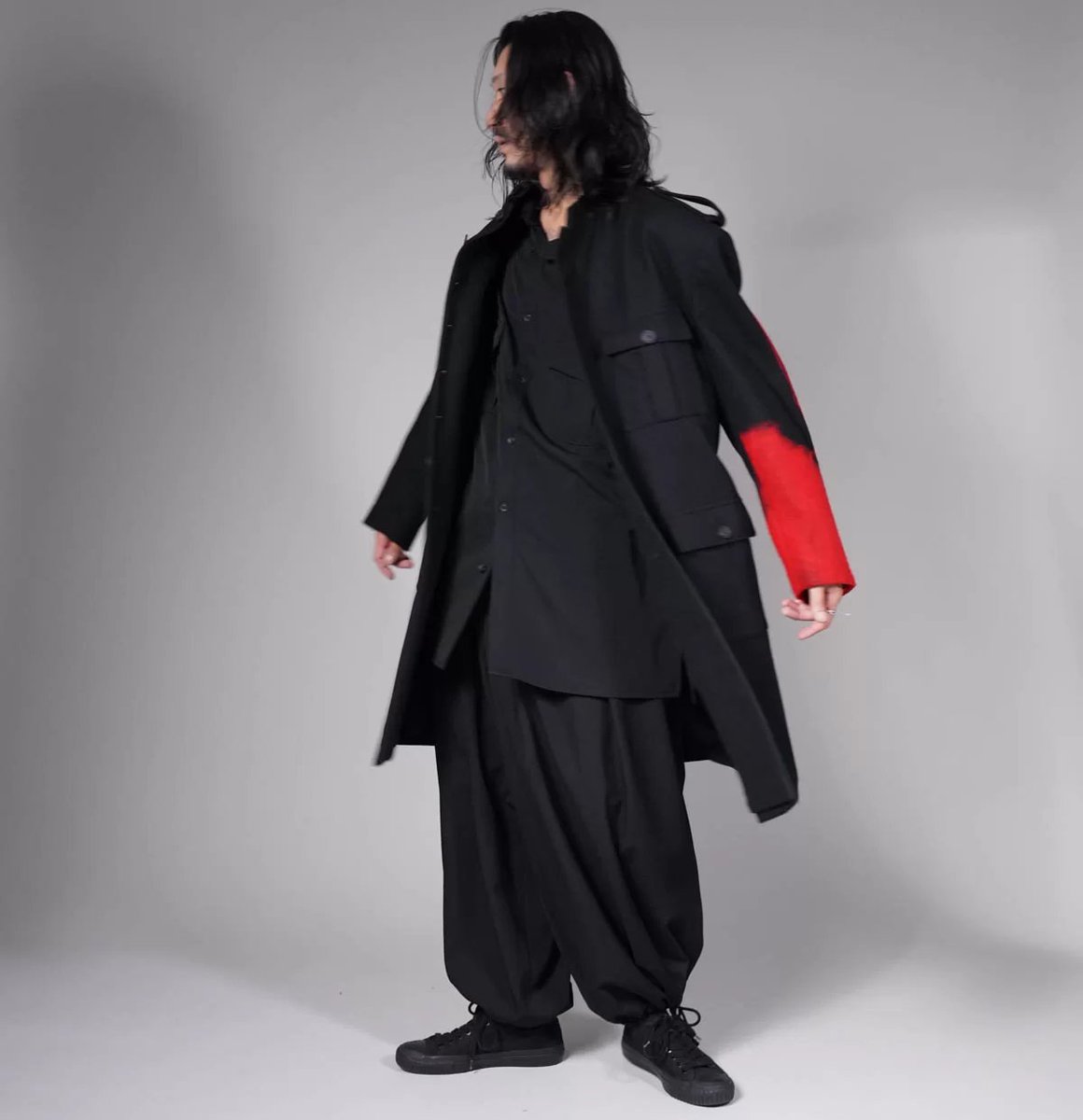 HUES_FUKUOKA's tweet photo. 「赤い袖のジャケット」ではありません。

歩くたびに黒の中から赤が少しだけ現れる。その見え方が、この服の面白さです。

ロング丈にワイドパンツを合わせると、裾の流れと袖の赤が自然につながる。写真より実物、静止画より動きで惹かれる一着。 https://t.co/MDtmPQUbxW