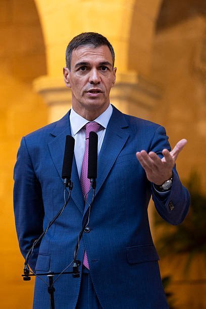 FlorRoja28994's tweet photo. Este VALIENTE está pagando un precio por no ARRODILLARSE 
Los Españoles que amamos nuestro país debemos estar con el PRESIDENTE sanchezcastejon 
VIVA ESPAÑA!!! https://t.co/bygwl3hz43