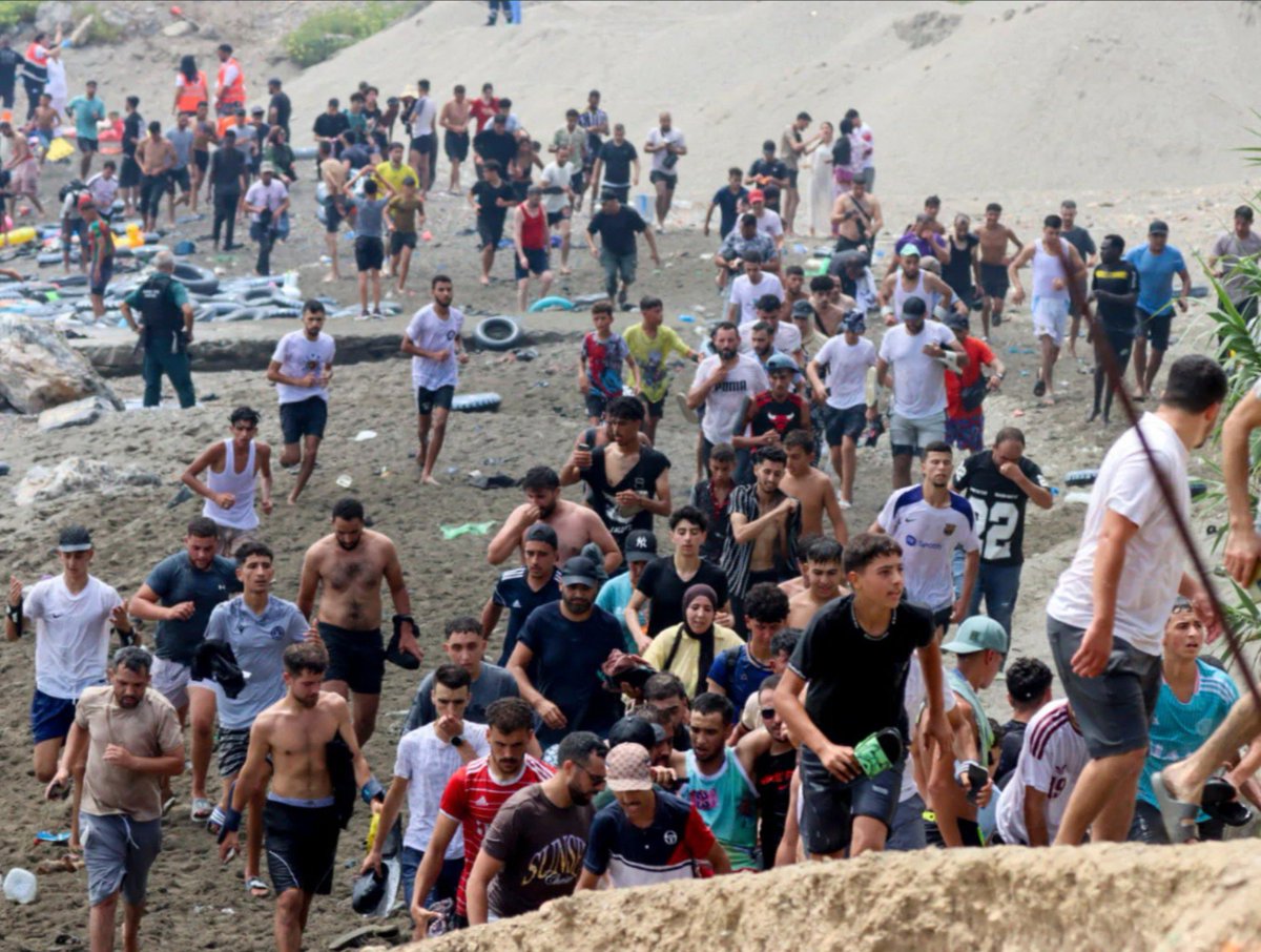 MarBalCas's tweet photo. Prohibido rezar en la calle
Prohibido fumar en la playa
Prohibido vapear o ver porno
Prohibido el bombero torero
Prohibida la prostitución 
Prohibido los plásticos 
Prohibido a menores las RRSS
Prohibidas las nucleares https://t.co/4Ft3qvgyYK