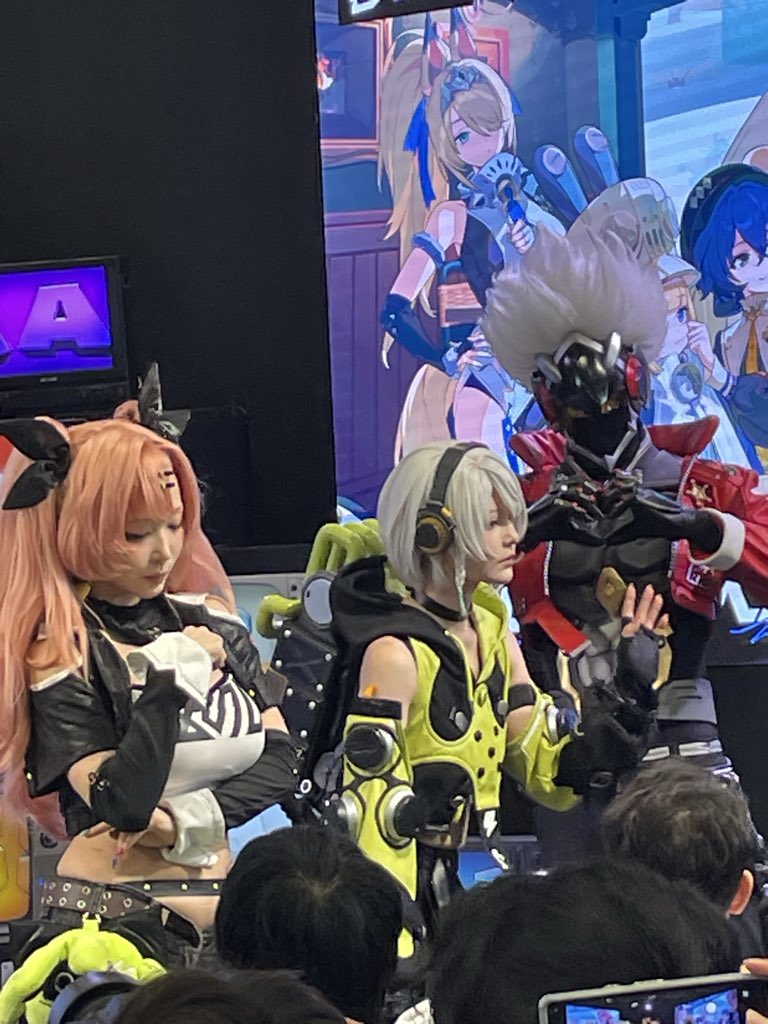 hareruya0219's tweet photo. #ゼンゼロ２周年イベント
リアルイベント最後ギリギリに行けてよかった
雰囲気だけでも楽しかったしニコの缶バッチ当たったし最高！
遠く撮ると画質悪くなるしスマホ新しくするかカメラ買おうかな https://t.co/kll4Ks970A