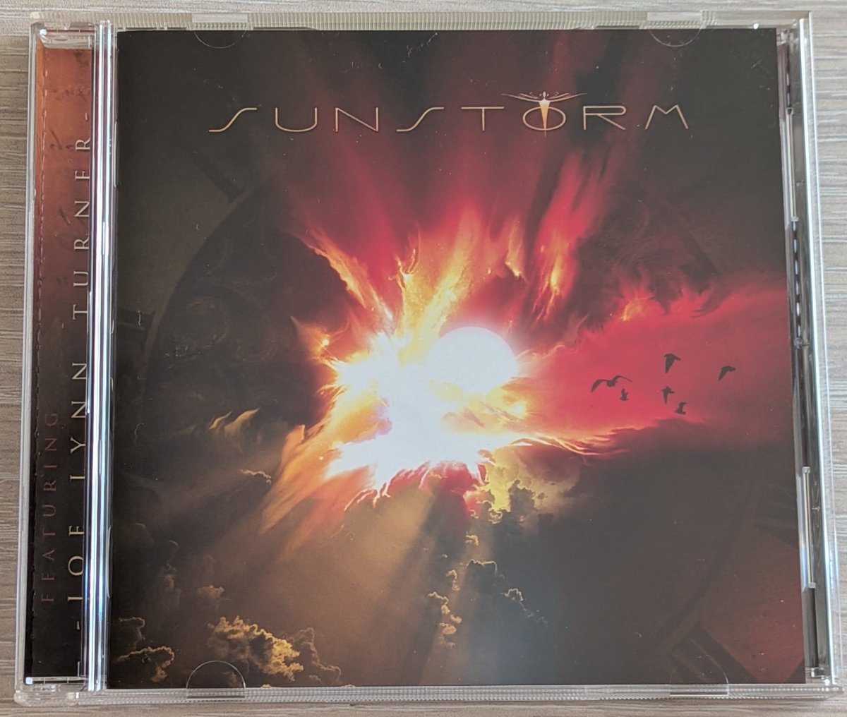 kigata_p's tweet photo. 「SUNSTORM FEATURING JOE LYNN TURNER」
8月2日はジョー・リン・ターナーのお誕生日です🎉
2006年リリースのSUNSTORMの1stを聴きます🎶
「RESCUE YOU」後の未発表音源が元だそうですが、80年代の香りを感じさせる極上のメロディアスHRとジョーのVo.の魅力を堪能できます😆
#JoeLynnTurner
#Sunstorm https://t.co/7SXjZyzNb5