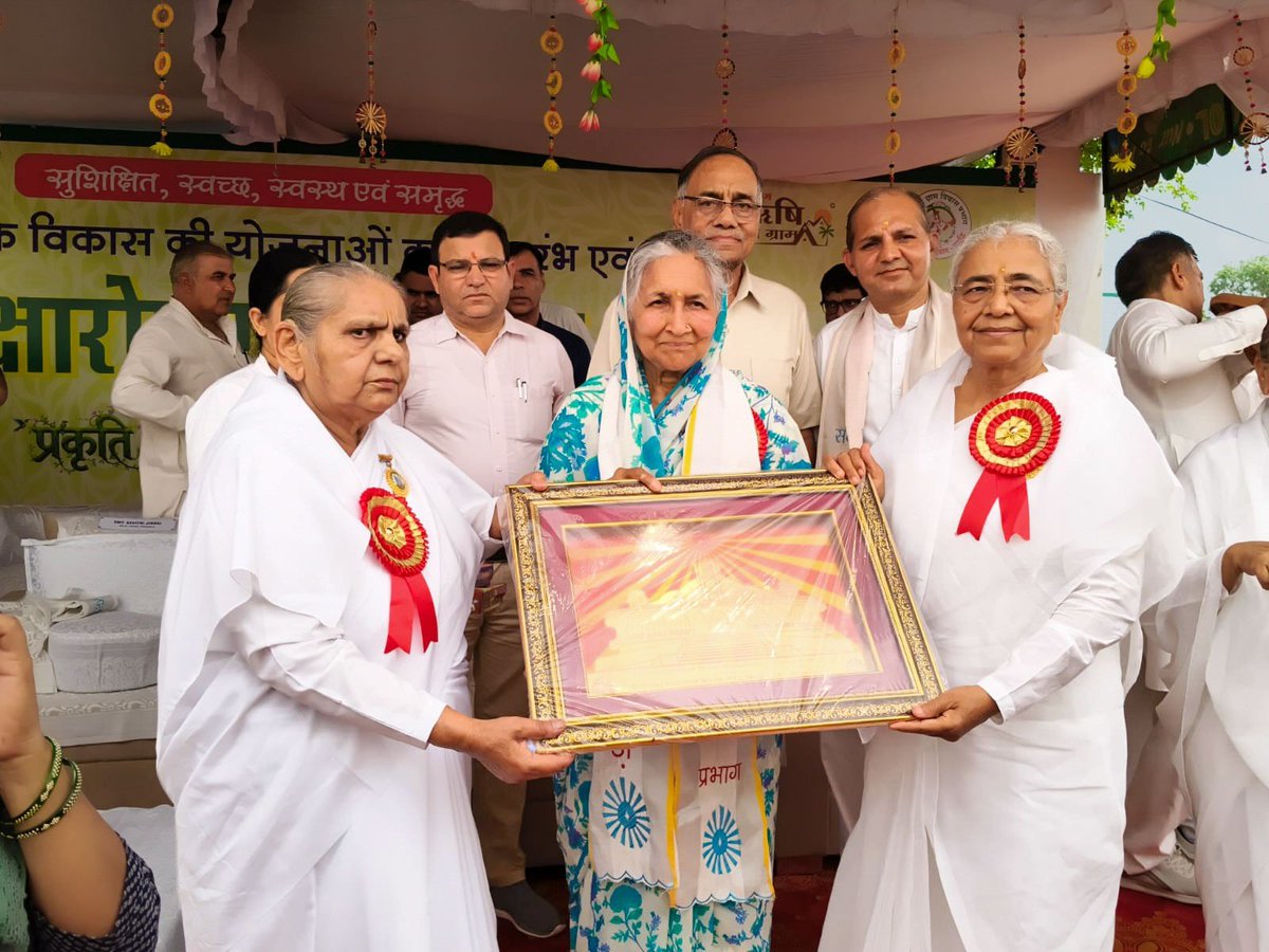 SavitriJindal's tweet photo. आज ग्राम लाडवा, हिसार में प्रजापिता ब्रह्माकुमारीज़ ईश्वरीय विश्व विद्यालय के "गोकुल ग्राम" अभियान के अंतर्गत "सुशिक्षित, स्वच्छ, स्वस्थ एवं समृद्ध लाडवा अभियान" के शुभारंभ एवं विशाल ��ौधारोपण कार्यक्रम में विशिष्ट संरक्षक के रूप में सहभागिता का सौभाग्य प्राप्त हुआ। 🙏

ब्रह्माकुमारीज़, Spherule Foundation, Mission Samriddhi, Connection Dreams Foundation एवं जिंदल ग्रुप के संयुक्त सहयोग से ग्राम लाडवा को शिक्षा, स्वास्थ्य, स्वच्छता, पर्यावरण संरक्षण एवं सामाजिक सशक्तिकरण के आदर्श ग्राम के रूप में विकसित करने का यह संकल्प अत्यंत सराहनीय है।

यह अभियान न केवल लाडवा, बल्कि क्षेत्र के अन्य गाँवों के लिए भी प्रेरणा का स्रोत बनेगा। एक सशक्त, आत्मनिर्भर एवं समृद्ध ग्राम ही सशक्त भारत की नींव है।

समस्त आयोजकों एवं ग्रामवासियों को इस पुनीत पहल हेतु हार्दिक शुभकामनाएँ। 🌱🙏