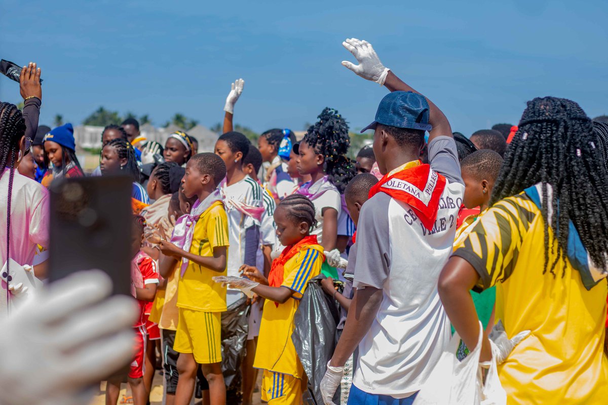DuSol_tg's tweet photo. 🧹 Après l'éco-jogging, place à la salubrité ! Les jeunes du camp « Bâtir Ensemble » ramassent ordures et sachets plastiques à Aného. #DUSOL #Salubrité #Togo https://t.co/0oR3TA08Y1