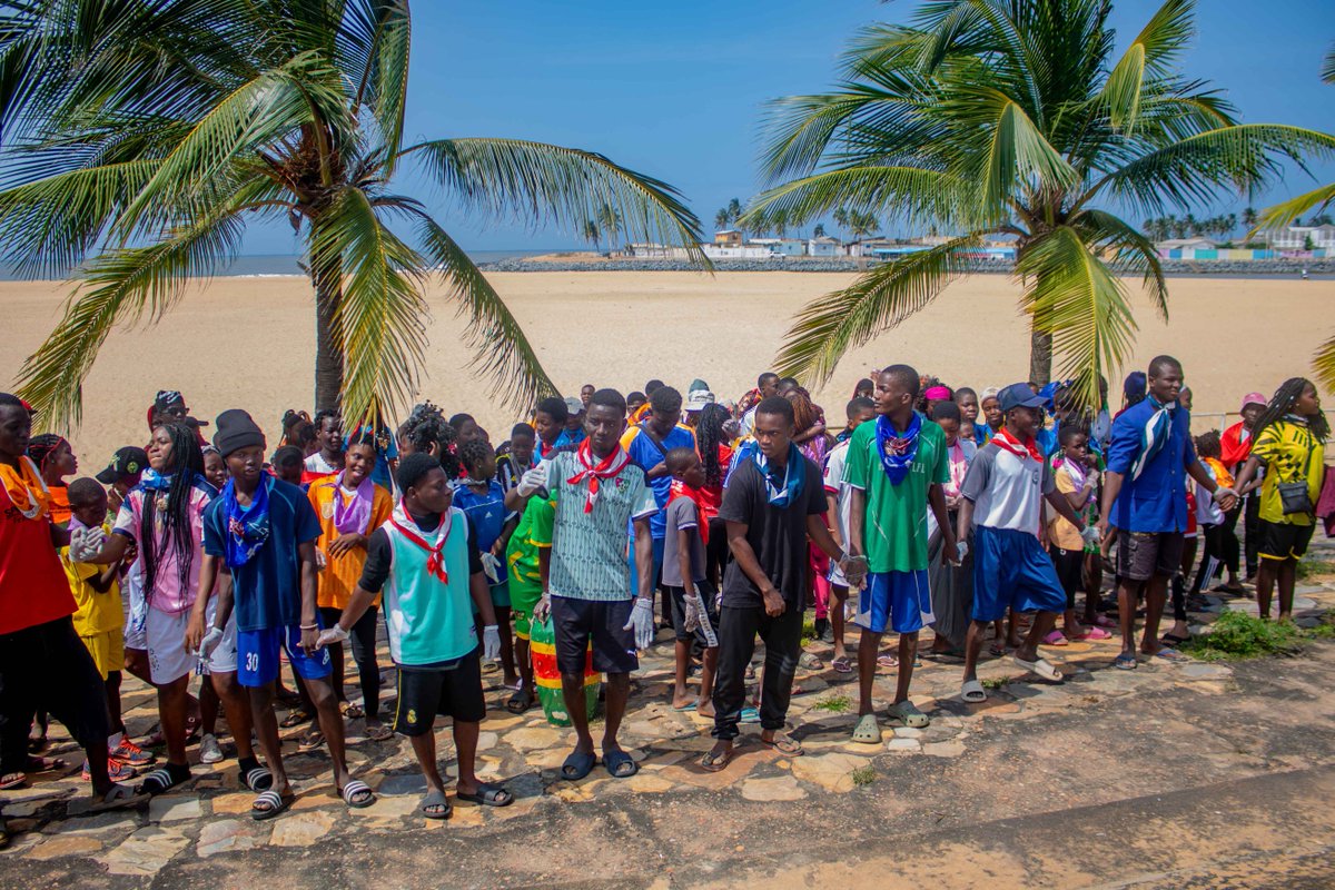 DuSol_tg's tweet photo. 🧹 Après l'éco-jogging, place à la salubrité ! Les jeunes du camp « Bâtir Ensemble » ramassent ordures et sachets plastiques à Aného. #DUSOL #Salubrité #Togo https://t.co/0oR3TA08Y1