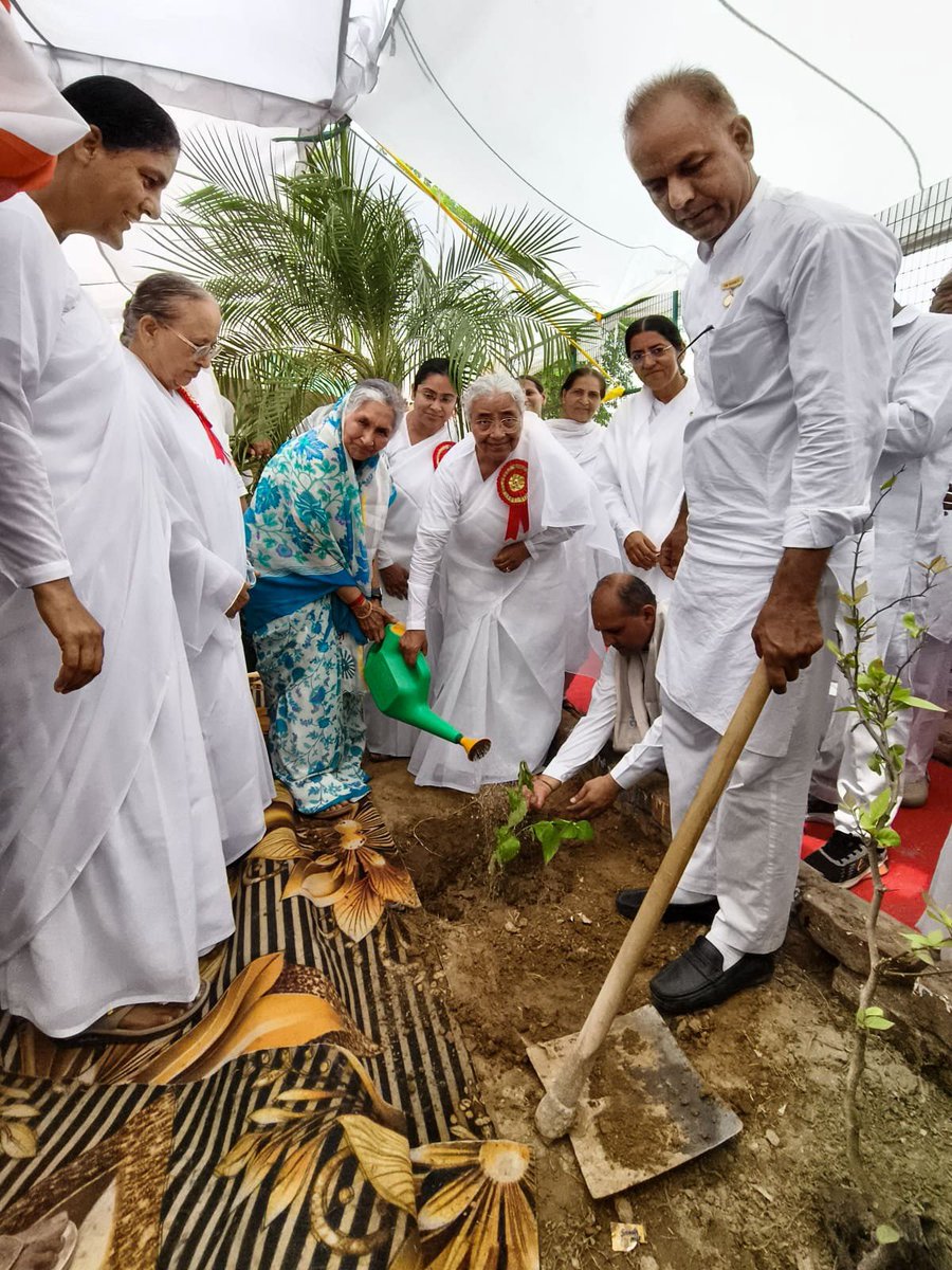 SavitriJindal's tweet photo. आज ग्राम लाडवा, हिसार में प्रजापिता ब्रह्माकुमारीज़ ईश्वरीय विश्व विद्यालय के "गोकुल ग्राम" अभियान के अंतर्गत "सुशिक्षित, स्वच्छ, स्वस्थ एवं समृद्ध लाडवा अभियान" के शुभारंभ एवं विशाल ��ौधारोपण कार्यक्रम में विशिष्ट संरक्षक के रूप में सहभागिता का सौभाग्य प्राप्त हुआ। 🙏

ब्रह्माकुमारीज़, Spherule Foundation, Mission Samriddhi, Connection Dreams Foundation एवं जिंदल ग्रुप के संयुक्त सहयोग से ग्राम लाडवा को शिक्षा, स्वास्थ्य, स्वच्छता, पर्यावरण संरक्षण एवं सामाजिक सशक्तिकरण के आदर्श ग्राम के रूप में विकसित करने का यह संकल्प अत्यंत सराहनीय है।

यह अभियान न केवल लाडवा, बल्कि क्षेत्र के अन्य गाँवों के लिए भी प्रेरणा का स्रोत बनेगा। एक सशक्त, आत्मनिर्भर एवं समृद्ध ग्राम ही सशक्त भारत की नींव है।

समस्त आयोजकों एवं ग्रामवासियों को इस पुनीत पहल हेतु हार्दिक शुभकामनाएँ। 🌱🙏