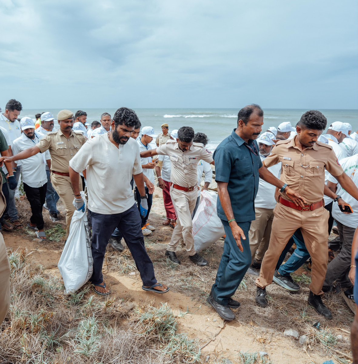 krishkodi's tweet photo. மண்ணில் கலந்திடுமோ
இவ்வெண்ணம் என்றும்!

@WTLFoundation தரும்
50 லட்சம் மரக்கன்றுகள் மூலமும், 
நீர் நிலைகளில் நெகிழிகள்
அகற்றுவதன் மூலமும்
வந்தது உபாயம்

ஆகஸ்ட் - சுற்றுச் சூழல்
விழிப்புணர்வு மாதம்
குமரி முதல் தூத்துக்குடி 
வரை முதல் பயணம்

மாறுவோம்! மாற்றுவோம்! (2) https://t.co/0WS2SB7jm0