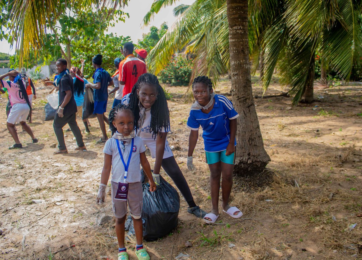 DuSol_tg's tweet photo. Gants, sacs, bonne humeur : la jeunesse du camp « Bâtir Ensemble » en action pour un Aného plus propre. #BâtirEnsemble2026 #DUSOL #Environnement https://t.co/8ugPQzURuc