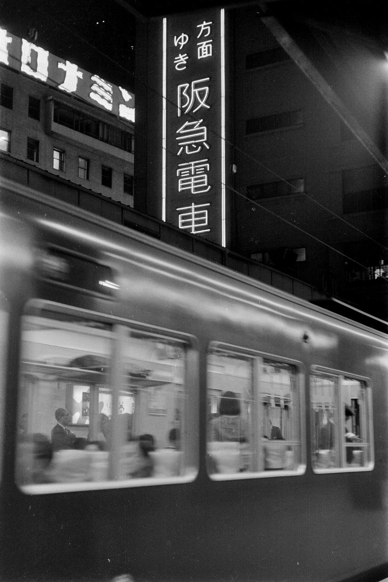 U95I3mACSA8tXH0's tweet photo. 阪急電鉄
1971/11/27-4

続けます

旧梅田駅のアーチ型の天井も見納め
2800型の窓が懐かしい

ふらふらと雰囲気を味わう

最終までいれば
お別れ式とか
やったのかな？

それまでいられないので
これで引き上げた

さらば梅田旧駅！

梅田
•2800•2300
•2800
•2325 https://t.co/RpyiscX9Ln