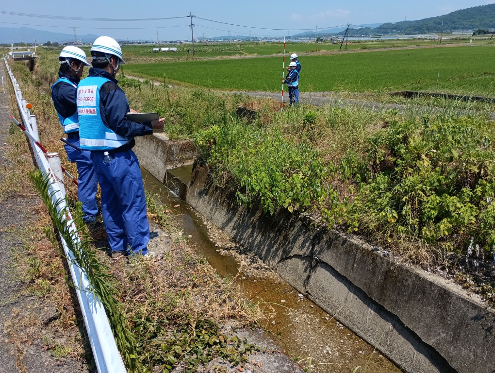 mlit_takeo's tweet photo. 写真のような水路護岸の被災では、今後の大雨で水が流れると護岸がさらに壊れ周辺にも影響が及ぶことがあるため、できるだけ早い時期の手当てが求められます。これも今回の調査にスピードが求められる理由の一つです。
#令和８年熊本地震 #TECFORCE #武雄河川事務所 https://t.co/3MJP4bTqw9