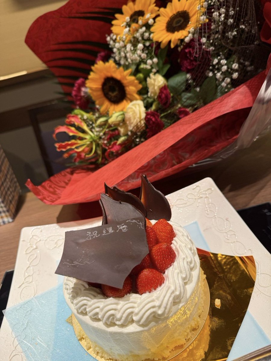 ma_ika7's tweet photo. 本日父親の退職、還暦祝いをして来た👏🏻
花束は実は自分が作ると言うサプライズ💐トルコキキョウにはいつもお世話になってます‼︎笑　おめでとう㊗️ https://t.co/T0C252hfeS