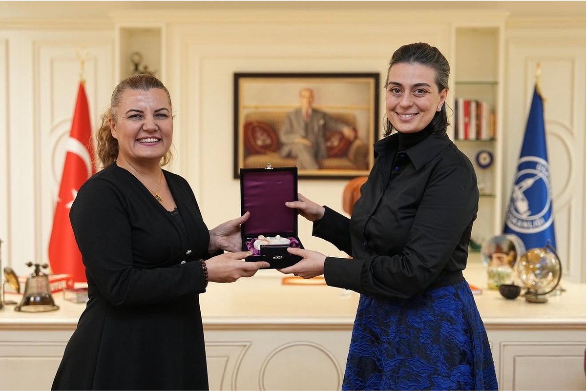 AylinNazliaka's tweet photo. Cesur kadınlara selam olsun!

“AKP’ye geçeceğime paşa paşa yatarım” 
         Fatma Hürriyet Kaplan

“Bize esaret yakışmaz. Bize umutsuzluk yakışmaz. Bize vazgeçmek de yakışmaz.”
                        Sinem Dedetaş

@fatmakaplan 
@sdedetas https://t.co/lW01D5bdOT