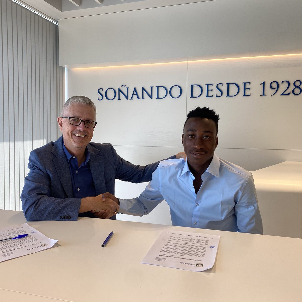 LegaFantasy's tweet photo. 🚨 El @CDLeganes acordó por contrato entregar el 20% de una futura venta o cesión de Yan Diomande a su club de origen en Costa de Marfil.

👀 Hemos tenido acceso al contrato íntegro de transferencia, firmado en 2022, cuando Diomande apenas tenía 16 años. El documento, de 15 páginas, recoge una cláusula que no había trascendido públicamente: el AIFSC (la academia marfileña donde se formó el jugador) tendría derecho al 20% de cualquier compensación que recibiera el Leganés por una futura venta o cesión del futbolista.

💸 Esa cláusula adquirió una enorme relevancia con el posterior traspaso de Diomande al Leipzig, en una operación valorada públicamente en torno a 20M€, ya que el contrato preveía que el AIFSC percibiera el 20% de la compensación recibida por el Leganés.

📄 Además, el Leganés estaba obligado a facilitar al AIFSC una copia del contrato de cualquier futura venta si el club marfileño quería verificar el importe de la operación.

📝 El contrato también revela:

💰 El traspaso de Diomande al Leganés fue pactado por 200.000€ fijos (50.000€ tras la firma, 50.000€ al cumplir 17 años y 100.000€ al cumplir 18).

💵 El documento también establece que Diomande recibiría una prima equivalente al 10% de la prima de fichaje abonada por el Leganés al AIFSC.

📈 Además, el contrato incluía 150.000€ en bonus: 50.000€ tras 10 partidos con el primer equipo, 50.000€ más tras 20 partidos y otros 50.000€ tras 30 partidos.

🤝 El AIFSC renunció al mecanismo de solidaridad y a la compensación por formación de la FIFA, al quedar ambos conceptos incluidos en el acuerdo.

🔒 El contrato incorpora además una cláusula de confidencialidad sobre las condiciones económicas y prevé indemnizaciones si alguna de las partes incumplía el acuerdo.