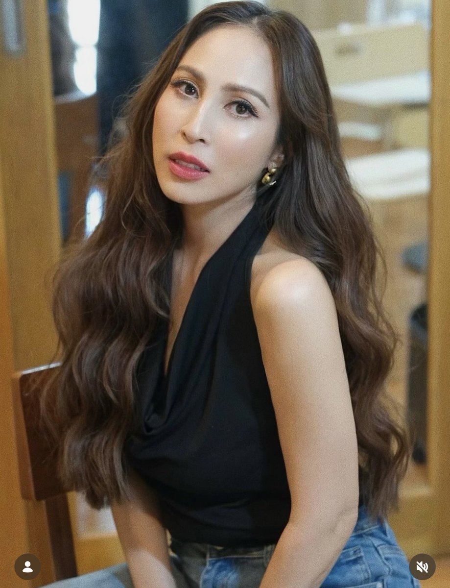 BeautyDiaryNews's tweet photo. ใครจะไปเชื่อว่าแม่กิ๊กสุวัจนี ในวัย 51 กลับมาเล่นละครรอบนี้ แม่ปัง แม่เริ่ด และแม่สวยมาก

            จากที่ร้างลาวงการไปนานทำหน้าที่แม่บ้าน ดูแลลูกๆ3คน และเคยน้ำหนักตัวถึง 98 !!!! ตอนนั้นแม่กิ๊กถอดใจ แต่คนเราความพยายามไม่มีวันทำร้ายใคร

          แม่ลุกมาออกกกำลัง ดูแลตัวเอง ปัจจุบันหนัก 48 สวยยยทั้งหน้าและหุ่น เคยเห็นตอนหน้าสด หน้าใสมากๆ