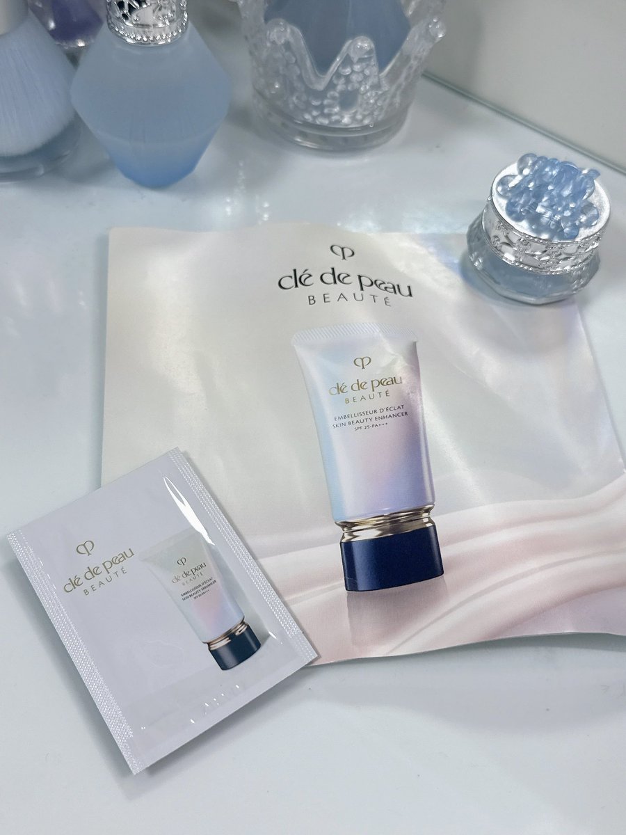 luca_1101's tweet photo. 今日はclé de peau BEAUTÉの下地予約してきた🥰💞
テスターしてもらったら凄く綺麗なツヤ肌でどタイプでした❣️✨️

今月のネイルは夏らしく、ちゅるんなクリアネイルに🩵💞 https://t.co/btS3ak1KWV