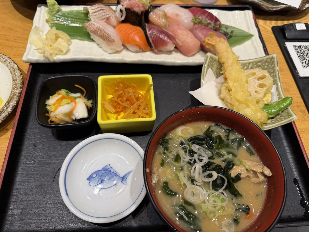 AreusHades's tweet photo. 珍しく、前のり出張で金沢！

早速、駅前の魚菜屋さんで

萬歳楽 加賀梅酒
金沢おでん盛り合わせ
のど黒骨せんべい
魚菜屋握り10貫セット　あら汁 https://t.co/j7WYEhQW4W