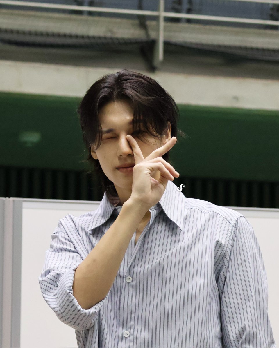 S40087027's tweet photo. 260802 団サ
😉✌🏻
#우영 #WOOYOUNG #ATEEZ #에이티즈 https://t.co/kN4plPxKSw