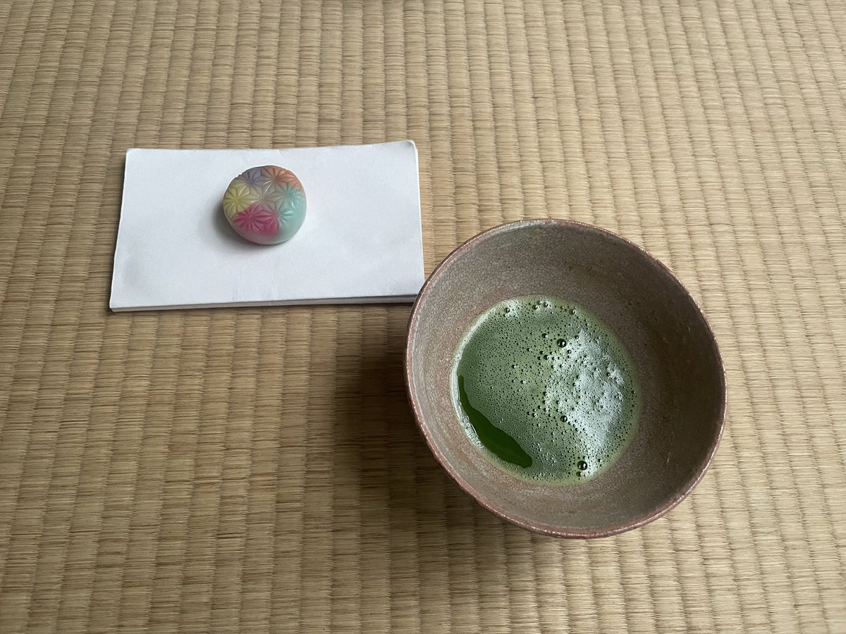 teawaywalker's tweet photo. 雲出てきて涼しくなってきたから昨日神楽坂帰りに買ってきたお菓子でお茶してる。昼間の稽古と合わせて糖分とりすぎな気配はしている😈
萬年堂の麻の葉花火。グラデーションと麻の葉の模様の広がりがセンス⚪︎
しかも餡子が美味しい☺️
今週乗り切ったらお盆だから頑張らなきゃなあ🏝️
#茶道 https://t.co/IEBsDuUTWx