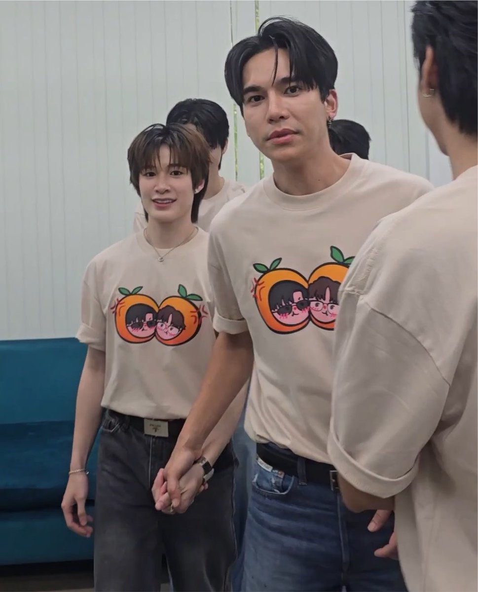 thatsjustacat's tweet photo. สาววายมันเขินsize diff ไม่พอ สีผิวก็เขิน เป็นลิงดีกว่า https://t.co/0EzsuIQcqO