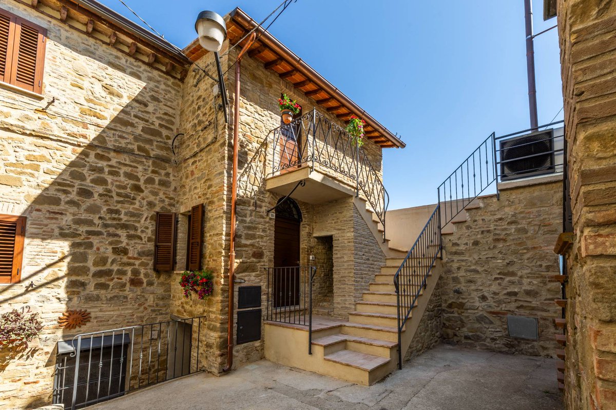 italianhouses's tweet photo. 🏡🌄 Beautifully renovated apartment with spectacular panoramic terrace!
🌿100sqm panoramic terrace to personalise
🪵Beams, terracotta floors & air conditioning
💶€140,000
❓How would you transform the terrace?
https://t.co/b7WnEXfbJZ
#PropertyItaly #Umbria #Perugia #Collazzone https://t.co/Uzcpb2keED