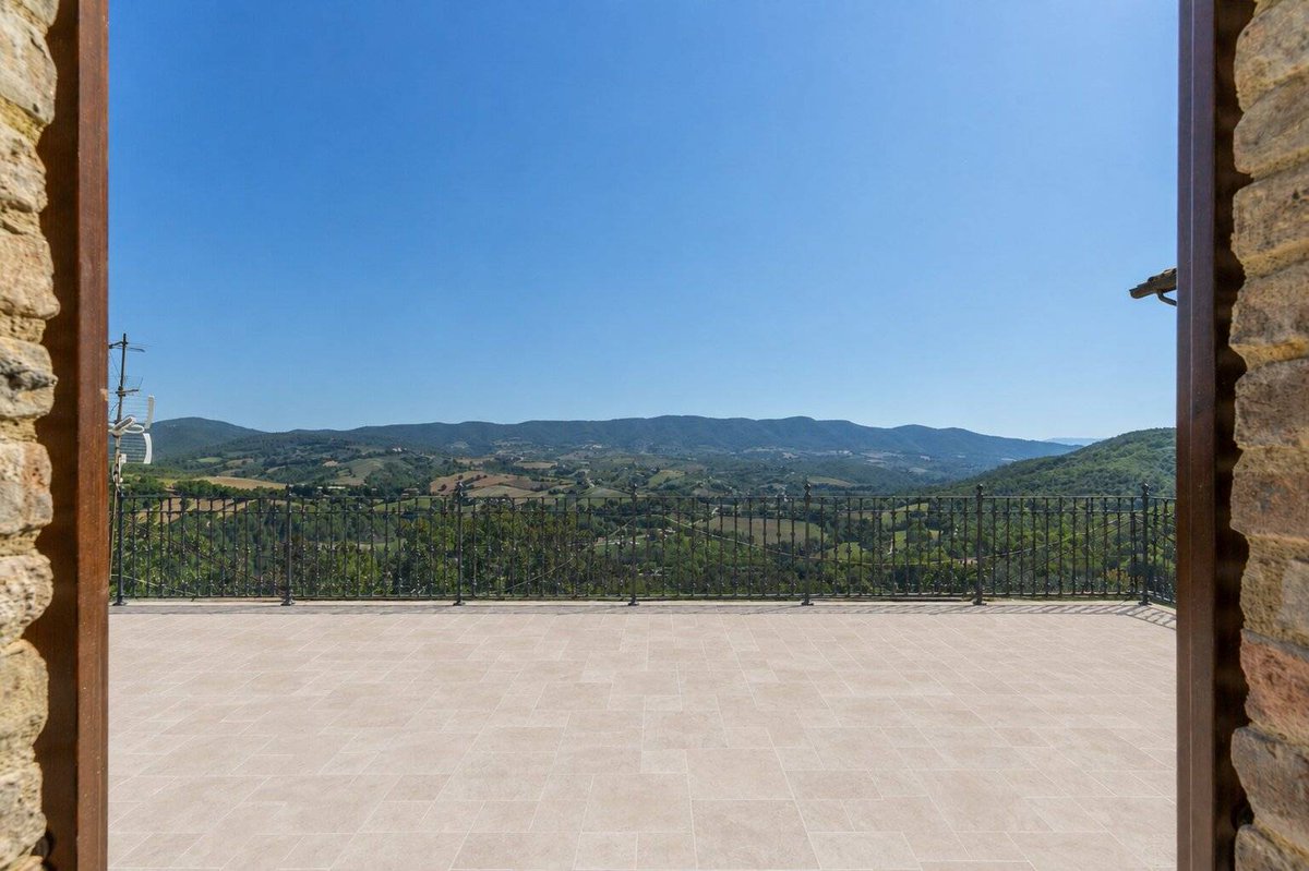 italianhouses's tweet photo. 🏡🌄 Beautifully renovated apartment with spectacular panoramic terrace!
🌿100sqm panoramic terrace to personalise
🪵Beams, terracotta floors & air conditioning
💶€140,000
❓How would you transform the terrace?
https://t.co/b7WnEXfbJZ
#PropertyItaly #Umbria #Perugia #Collazzone https://t.co/Uzcpb2keED