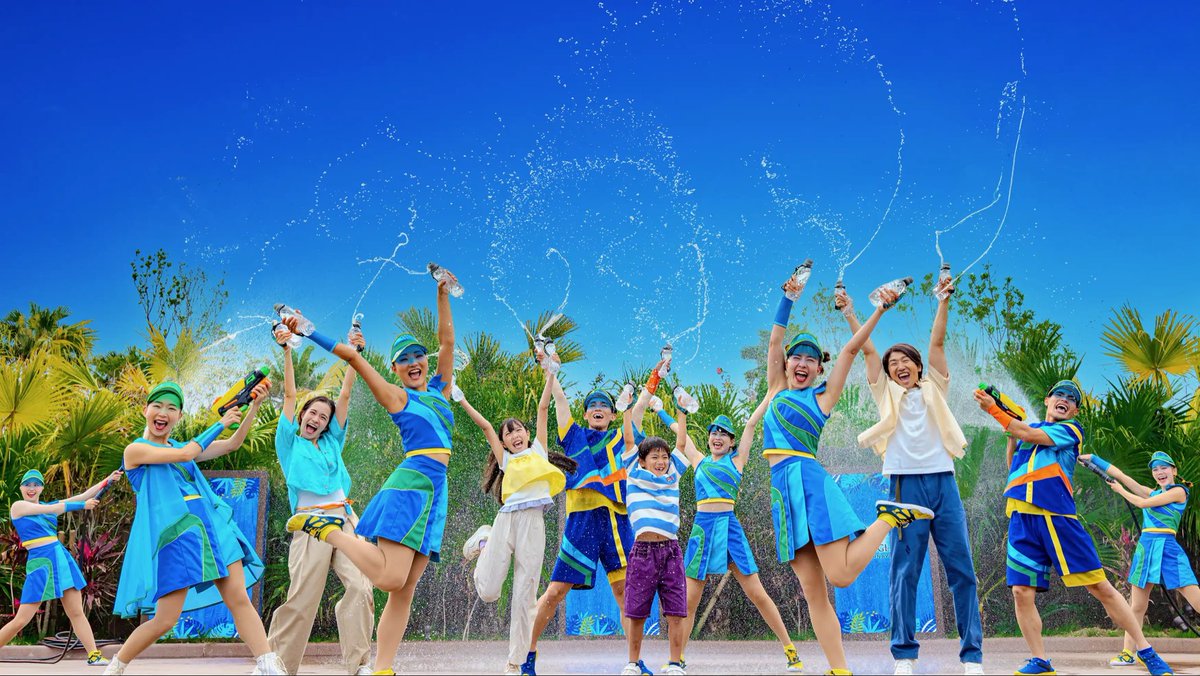 JUNGLIA_OKINAWA's tweet photo. 夏こそジャングリア！
【びしょ濡れ2大ショー】連日開催中💦🌴

『クールダウン ウォーター パーティー』
水鉄砲やウォーターキャノン、果てはバケツまで！？
清涼感あふれる水を浴びて全身びしょ濡れ！
最後はステージに上がって大騒ぎ✨

『ジャングリア スプラッシュ フェス』
「ブリーズ アリーナ」で届けるパーク最大のショー！
沖縄のビートにのせて爽やかな水を浴びる大熱狂フェス🔥

今年の夏は全身びしょ濡れ！
あなたはどっちのショーから攻める？