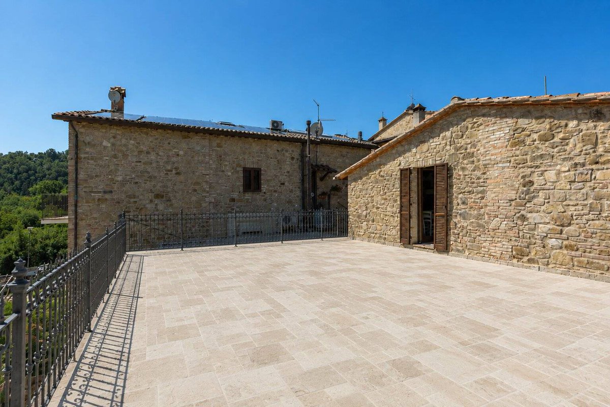 italianhouses's tweet photo. 🏡🌄 Beautifully renovated apartment with spectacular panoramic terrace!
🌿100sqm panoramic terrace to personalise
🪵Beams, terracotta floors & air conditioning
💶€140,000
❓How would you transform the terrace?
https://t.co/b7WnEXfbJZ
#PropertyItaly #Umbria #Perugia #Collazzone https://t.co/Uzcpb2keED
