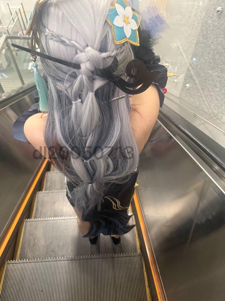 dl20050713's tweet photo. 结束一天漫展的申鹤大人，鞋子被我用花言巧语当场买下，它的未来会遭遇：
1.一只被闻着另一只被用来当飞机杯
2.用两只高跟鞋跟无限剐蹭乳头
3.一边看着朋友圈发的场照一边舔舐鞋子内部
4.玩腻了之后被当作一次性烟灰缸使用，然后扔掉 #cos #足控 #鞋交 https://t.co/KzmBeiscQB