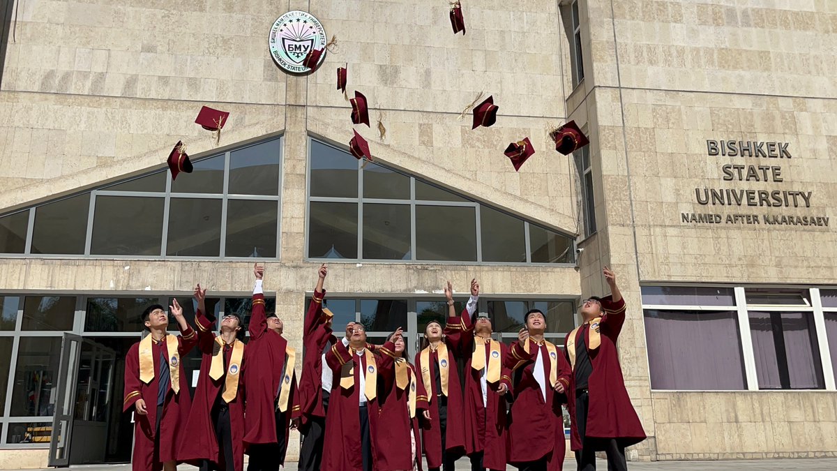 michele72xp4's tweet photo. Today’s the day we toss our caps, say hello to the next chapter, and carry all these chaotic, perfect college memories with me. Graduation mode: ON https://t.co/Uz6EPPVhTC