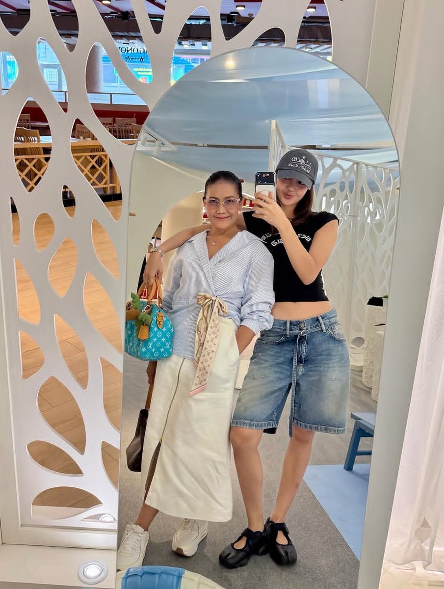 TEAMLISAINDIA's tweet photo. #LISA with Mummy ji

@wearelloud https://t.co/hKY9lzGDxD