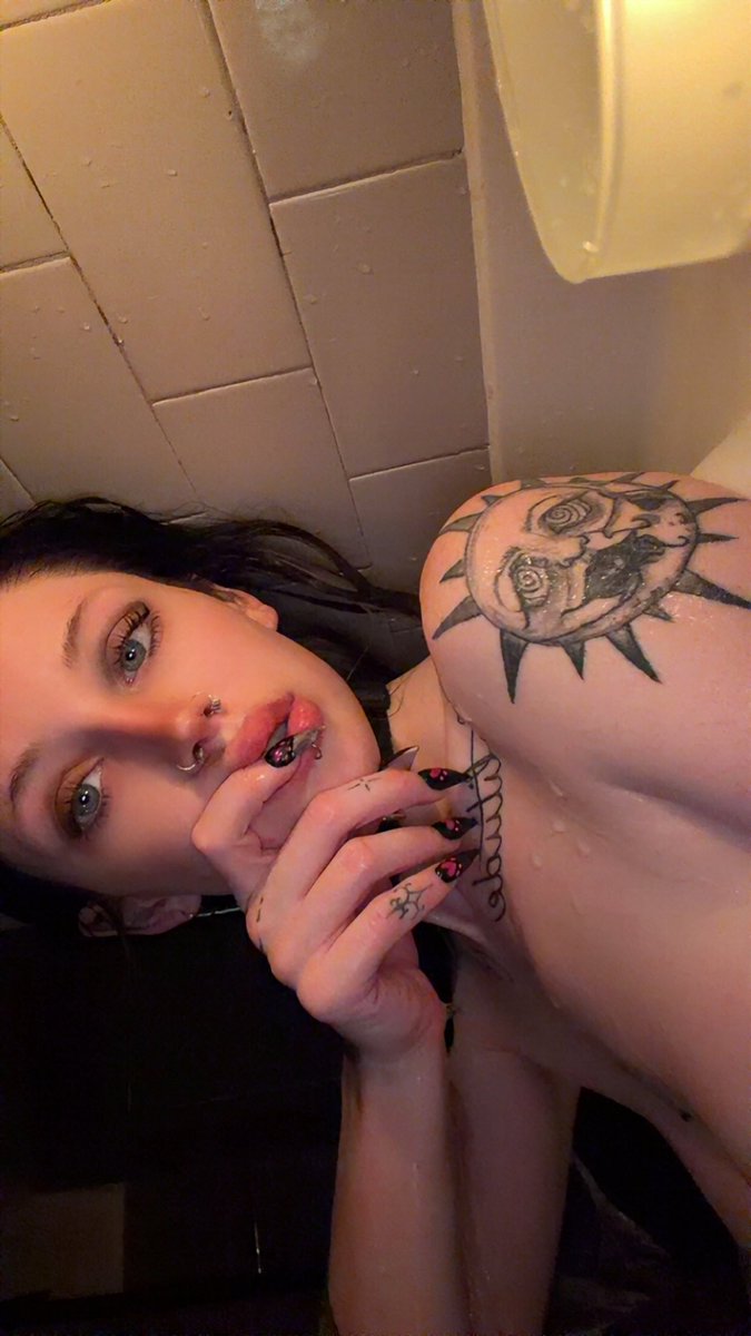 raymidnightbb's tweet photo. was about to take a bath ...care to join?? https://t.co/rFPoZIQr9d