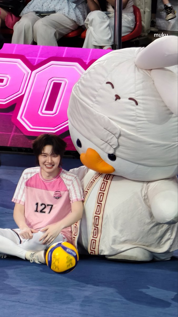 ayellowtulips's tweet photo. โทษทีครับ เก็บบอลให้หน่อย เมื่อกี้โค้ชบอกให้เลี้ยงลูกแต่มันกลิ้งไปหาแม่เฉยเลย

KNP OHAE FULL POWER
#เก่งน้ำปิงซู่ซ่าโอ๋เอ๋สู้สู้
#DMDSportsDay2026 https://t.co/UkzoRvGNNz