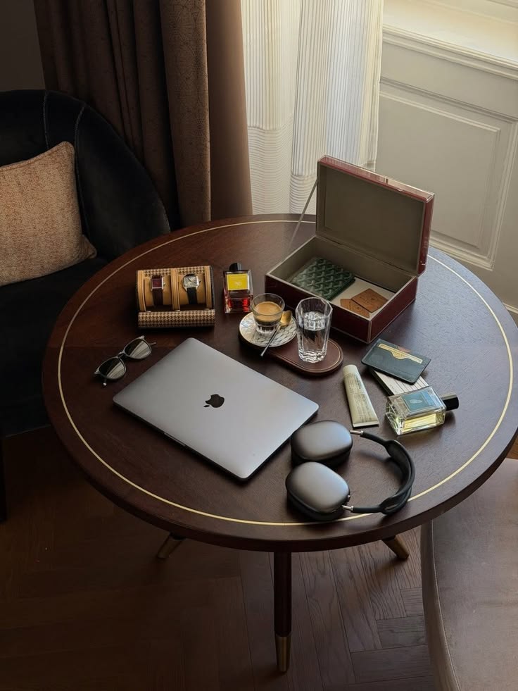 Dea_rMindset's tweet photo. Everything I need for work. https://t.co/Tiz8Ju8WJu